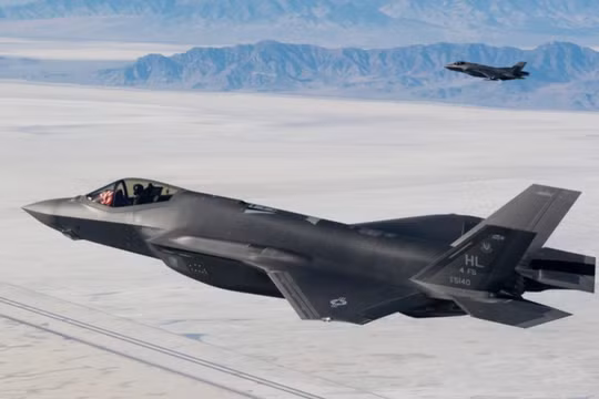 Đội hình máy bay F-35 Lightning II thuộc Phi đoàn tiêm kích 388 và 419 trong một cuộc tập trận tại trường bắn Utah Test and Training Range, ngày 19/11/2018. Ảnh: IE.