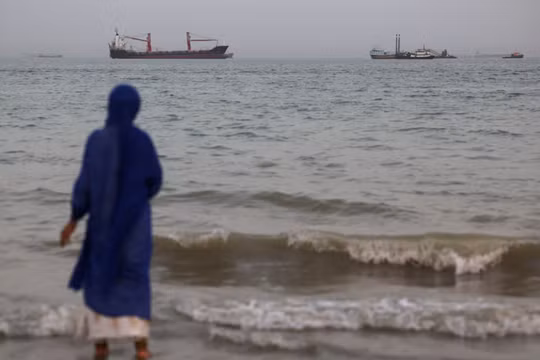 Có thể nhìn thấy các tàu thuyền trên eo biển Hormuz gần bãi biển Bandar Abbas, Iran, ngày 22/5. Ảnh: Reuters.