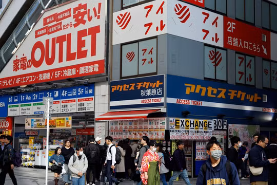 Các doanh nghiệp nhỏ và hộ gia đình Nhật Bản đang phải đối mặt với tác động kép của giá năng lượng tăng vọt và đồng yen suy yếu. Ảnh: EPA.