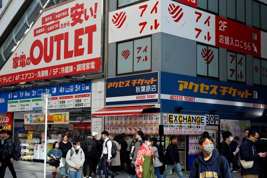 Các doanh nghiệp nhỏ và hộ gia đình Nhật Bản đang phải đối mặt với tác động kép của giá năng lượng tăng vọt và đồng yen suy yếu. Ảnh: EPA.