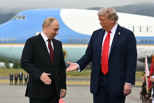 Tổng thống Mỹ Donald Trump (phải) bắt tay với Tổng thống Nga Vladimir Putin trên đường băng tại một căn cứ quân sự ở Anchorage, Alaska vào tháng 8. Ảnh: AFP.