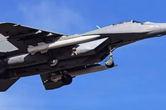 Máy bay chiến đấu MiG-29 của Không quân Serbia mang theo 2 tên lửa đạn đạo CM-400AKG của Trung Quốc. Ảnh: MW.