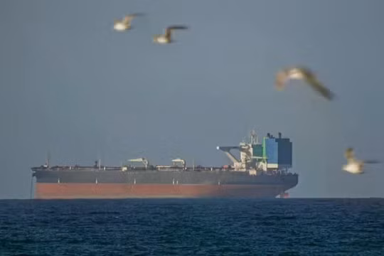 Một con tàu chờ đi qua eo biển Hormuz sau thỏa thuận ngừng bắn kéo dài 2 tuần giữa Mỹ và Iran, với điều kiện là eo biển phải được mở cửa. Ảnh: Anadolu.