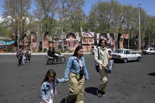 Những bức ảnh được trưng bày tại Quảng trường Tajrish đặc biệt tập trung vào đôi mắt của những đứa trẻ đã thiệt mạng trong vụ tấn công trường học ở Minab, Iran, trong cuộc triển lãm "Đôi mắt của Minab" được tổ chức để tưởng niệm các nạn nhân, tại Tehran, ngày 14/4. Ảnh: Anadolu.