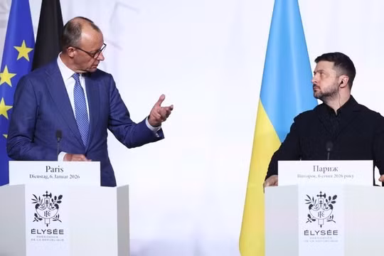 Thủ tướng Friedrich Merz và Tổng thống Ukraine Volodymyr Zelensky tham gia một cuộc họp báo tại Paris, Pháp. Ảnh: Getty.