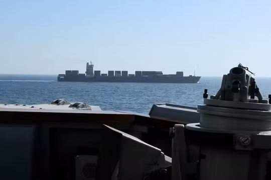 Hình ảnh tàu chở hàng M/V Touska mang cờ Iran khi tàu khu trục mang tên lửa dẫn đường Aegis lớp Arleigh Burke USS Spruance của Hải quân Mỹ thực hiện việc đánh chặn tại vị trí được xác định là phía bắc Biển Arab, trong ảnh chụp màn hình từ một video được đăng ngày 19/4. Ảnh: Reuters.