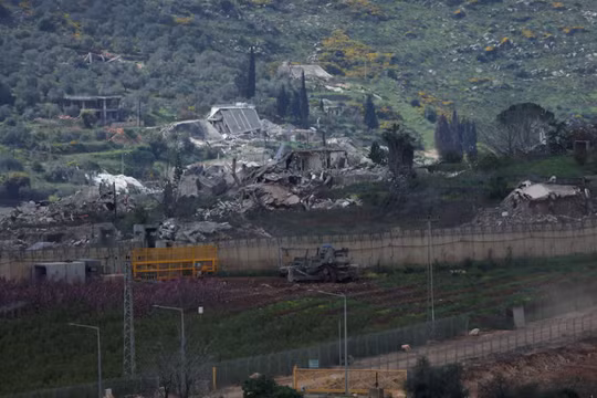 Các công trình bị hư hại tại Kafr Kila sau hoạt động của quân đội Israel dọc biên giới giữa Israel và Lebanon, nhìn từ Metula ở phía biên giới Israel, ngày 9/4. Ảnh: Reuters.