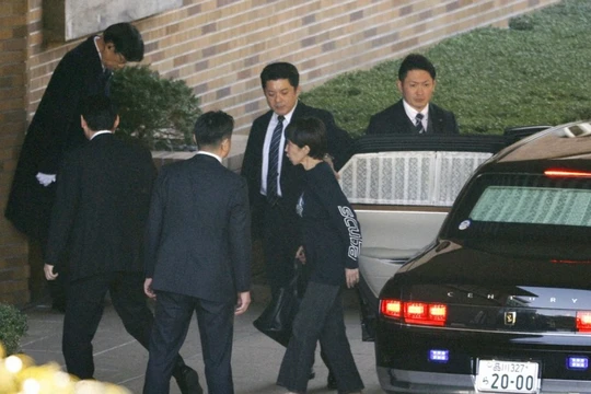 Thủ tướng Nhật Bản Sanae Takaichi mặc áo nỉ đến dinh thự chính thức của thủ tướng ở Tokyo vào ngày 29/12. Ảnh: Kyodo News.