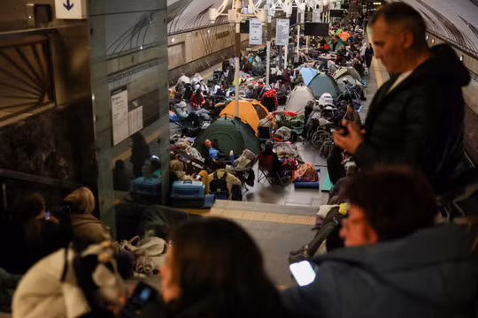 Người dân tìm nơi trú ẩn bên trong một ga tàu điện ngầm ở Kiev, Ukraine, ngày 2/6. Ảnh: Reuters.