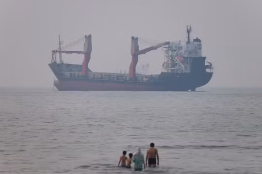 Một chiếc tàu ở eo biển Hormuz gần bãi biển Bandar Abbas, Iran, ngày 30/6. Ảnh: Reuters.
