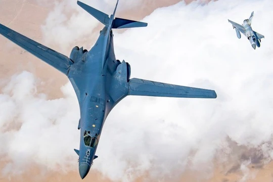 Máy bay ném bom B-1B được máy bay chiến đấu Qatar hộ tống. Ảnh: MW.