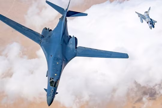 Máy bay ném bom B-1B được máy bay chiến đấu Qatar hộ tống. Ảnh: MW.