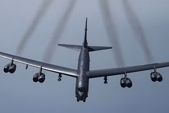 Máy bay ném bom B-52H Stratofortress đang bay. Ảnh: IE.