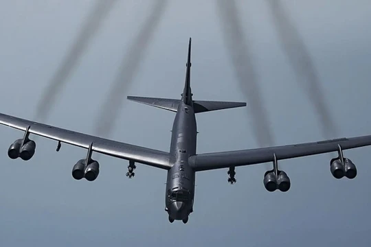 Máy bay ném bom B-52H Stratofortress đang bay. Ảnh: IE.