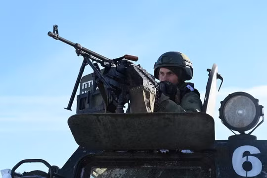 Một binh sĩ Nga thuộc đơn vị công binh độc lập của Quân khu phía Nam đang nhắm bắn trong một cuộc huấn luyện chiến đấu cường độ cao tại vùng Rostov, Nga ngày 19/1. Ảnh: Reuters.