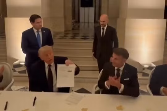Tổng thống Pháp đăng khoảnh khắc ông Trump ký thỏa thuận lịch sử với Iran