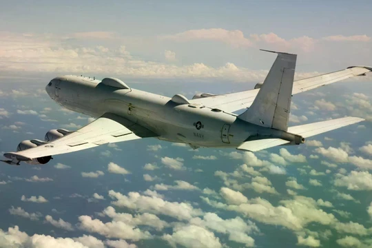 Việc chuyển đổi sang E-130J phản ánh xu hướng rộng hơn trong việc nâng cấp các hệ thống truyền thông chiến lược cũ. Ảnh: US Navy.