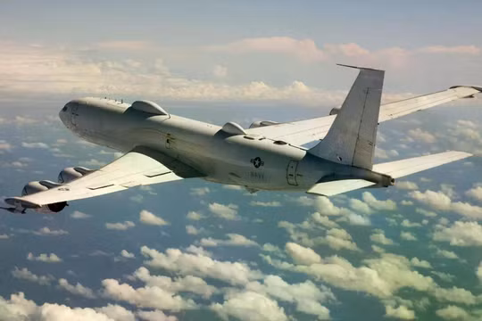Việc chuyển đổi sang E-130J phản ánh xu hướng rộng hơn trong việc nâng cấp các hệ thống truyền thông chiến lược cũ. Ảnh: US Navy.
