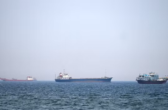 Tàu thuyền tại eo biển Hormuz, Musandam, Oman, ngày 29/4. Ảnh: Reuters.