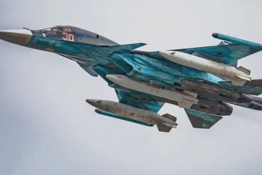 Su-34 với thùng nhiên liệu phụ bên ngoài dung tích 3000 lít. Ảnh: MW.
