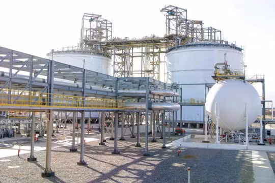 Tại sa mạc Gobi, ngoại ô Golmud, tỉnh Thanh Hải, một cơ sở đang sử dụng khí nén để lưu trữ năng lượng. Ảnh: SCMP.