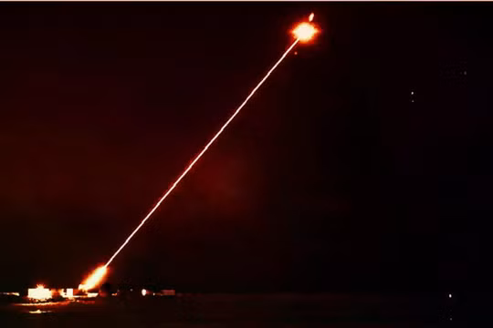 Một cuộc thử nghiệm vũ khí laser DragonFire được tiến hành tại Hebrides ở Scotland. Ảnh: IE.