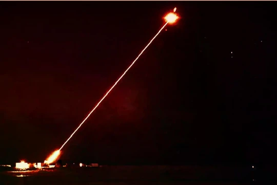 Một cuộc thử nghiệm vũ khí laser DragonFire được tiến hành tại Hebrides ở Scotland. Ảnh: IE.