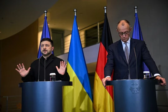 Thủ tướng Đức Friedrich Merz và Tổng thống Ukraine Volodymyr Zelenskiy tham dự cuộc họp báo tại Phủ Thủ tướng ở Berlin, Đức, ngày 15/12. Ảnh: Reuters.