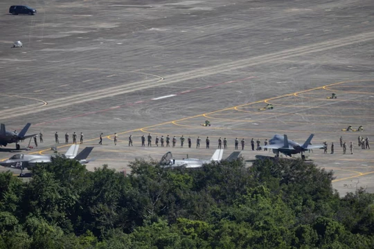 Quân nhân Mỹ tiến hành kiểm tra khu vực sân đỗ gần các máy bay chiến đấu F-35B của Thủy quân lục chiến Mỹ tại căn cứ hải quân Roosevelt Roads cũ ở Ceiba, Puerto Rico ngày 19/12. Ảnh: Reuters.