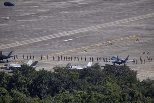 Quân nhân Mỹ tiến hành kiểm tra khu vực sân đỗ gần các máy bay chiến đấu F-35B của Thủy quân lục chiến Mỹ tại căn cứ hải quân Roosevelt Roads cũ ở Ceiba, Puerto Rico ngày 19/12. Ảnh: Reuters.