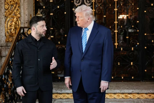 Tổng thống Mỹ Donald Trump chào đón Tổng thống Ukraine Volodymyr Zelensky khi ông đến tham dự các cuộc họp tại câu lạc bộ Mar-a-Lago của ông Trump ở Palm Beach, Florida, Mỹ, ngày 28/12. Ảnh: Reuters.