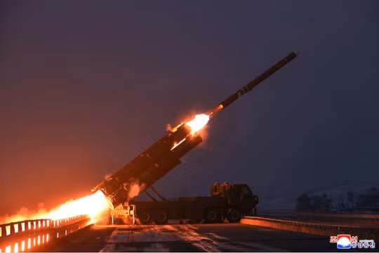 Lãnh đạo Triều Tiên Kim Jong-un đã giám sát cuộc tập trận phóng tên lửa hành trình chiến lược tầm xa tại một địa điểm không xác định, ngày 28/12. Ảnh: KCNA.