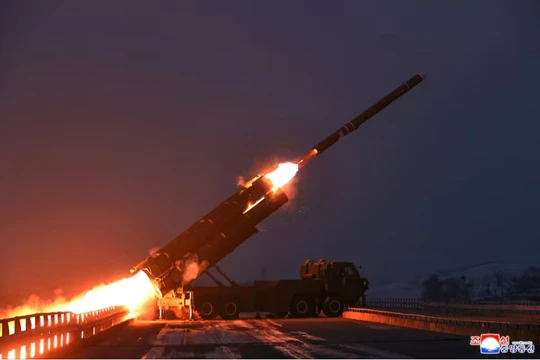 Lãnh đạo Triều Tiên Kim Jong-un đã giám sát cuộc tập trận phóng tên lửa hành trình chiến lược tầm xa tại một địa điểm không xác định, ngày 28/12. Ảnh: KCNA.