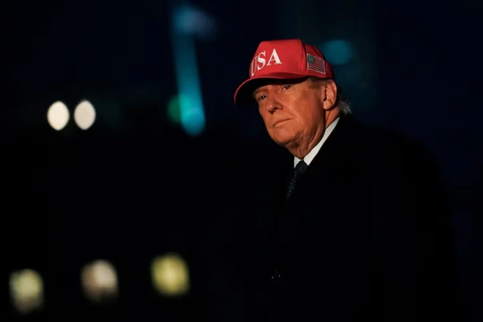 Tổng thống Mỹ Donald Trump trở về Nhà Trắng hôm 1/3, sau khi Israel và Mỹ phát động các cuộc tấn công nhằm vào Iran. Ảnh: Reuters.