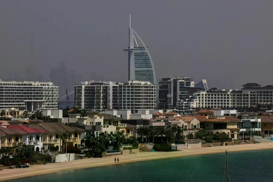 Do không phận Dubai bị đóng cửa, những người nước ngoài và khách du lịch giàu có đã thuê máy bay riêng và tài xế riêng để sơ tán khỏi thành phố trong bối cảnh cuộc chiến đang diễn ra giữa Mỹ, Israel và Iran. Ảnh: AFP.