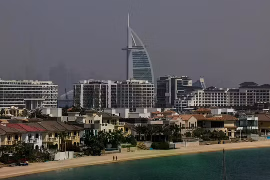 Do không phận Dubai bị đóng cửa, những người nước ngoài và khách du lịch giàu có đã thuê máy bay riêng và tài xế riêng để sơ tán khỏi thành phố trong bối cảnh cuộc chiến đang diễn ra giữa Mỹ, Israel và Iran. Ảnh: AFP.