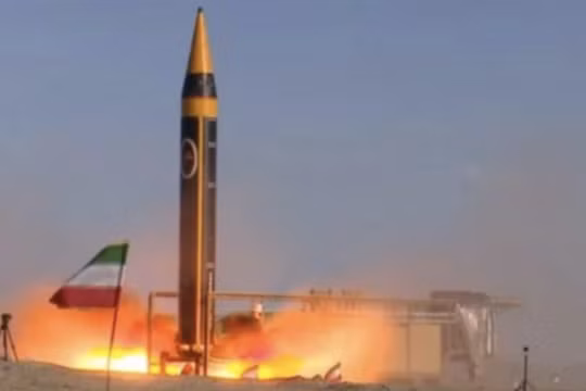 Cảnh phóng tên lửa Kheibar Shekan của Iran và đòn tấn công căn cứ không quân Muwaffaq Al Salti ở Jordan. Ảnh: MW.