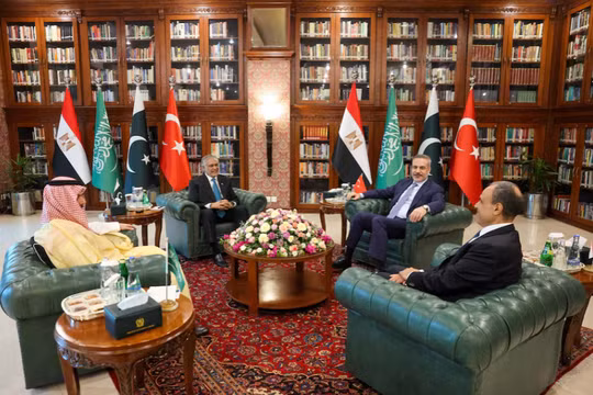 Các Ngoại trưởng Badr Abdelatty của Ai Cập, Thái tử Faisal bin Farhan Al Saud của Arab Saudi, Ishaq Dar của Pakistan và Hakan Fidan của Thổ Nhĩ Kỳ đã gặp nhau để thảo luận về việc giảm leo thang căng thẳng khu vực, trong bối cảnh xung đột giữa Mỹ và Israel với Iran, tại Islamabad, Pakistan ngày 29/3. Ảnh: Reuters.