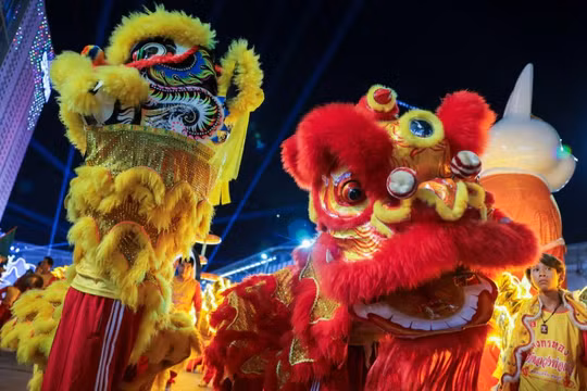 Các vũ công múa lân biểu diễn trước thềm lễ đón Tết Nguyên đán tại một trung tâm thương mại ở Bangkok, Thái Lan. Ảnh: Reuters.