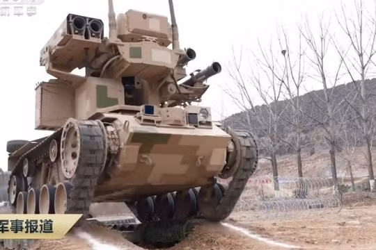 Robot chiến đấu ZRY222 của Trung Quốc. Ảnh: MW.