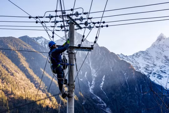 Thị trường điện khu vực phía Nam Trung Quốc, thị trường điện thống nhất lớn nhất thế giới, đã chuyển hoàn toàn sang sử dụng phần mềm giải toán Tianquan do Trung Quốc tự phát triển, nhanh hơn 14% so với các đối thủ đến từ Mỹ. Ảnh: EPA.