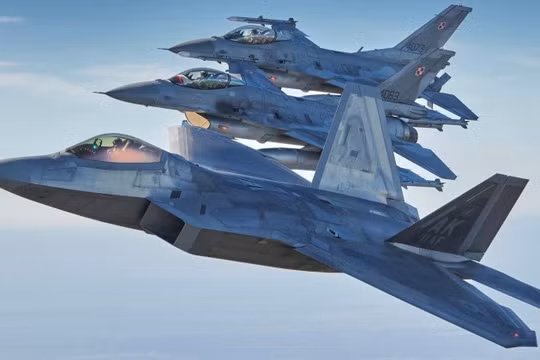 Máy bay F-22 của Không quân Mỹ cùng với máy bay F-16 của Ba Lan. Ảnh: MW.