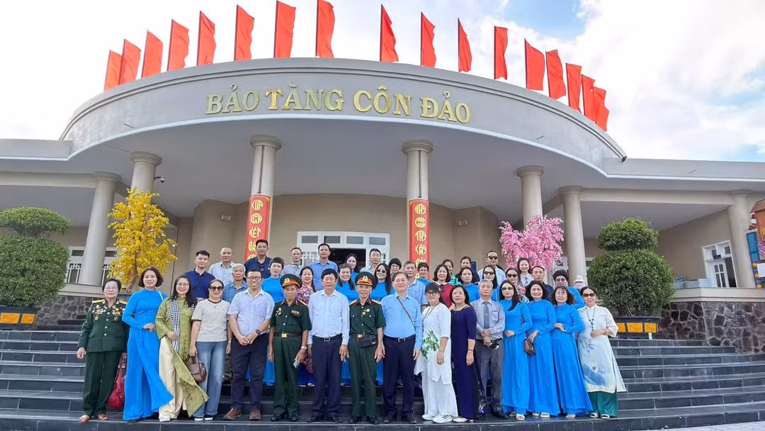 Đoàn công tác thăm Bảo tàng Côn Đảo. Ảnh: VUSTA.