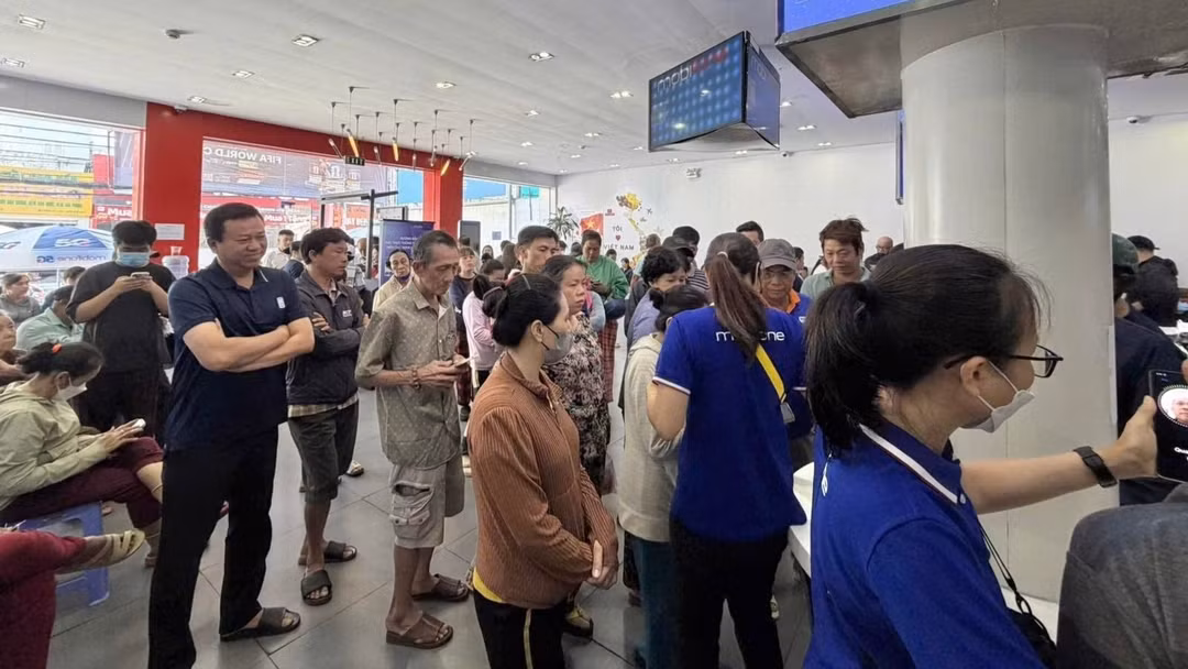 Khách hàng đến cửa hàng MobiFone xác thực thông tin thuê bao. 