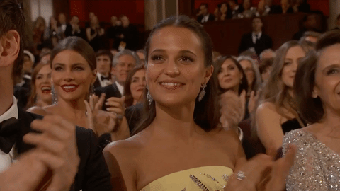 Alicia Vikander xinh như công chúa tại lễ trao giải.