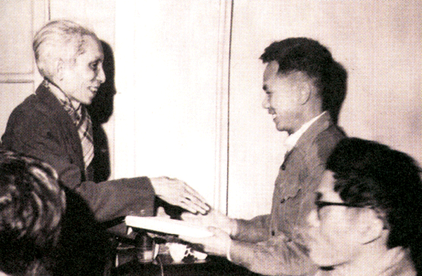 Thay mặt Hội Nghệ sĩ sân khấu Việt Nam, nhà thơ, nhà viết kịch Thế Lữ trao giải thưởng chính thức cho tác phẩm 