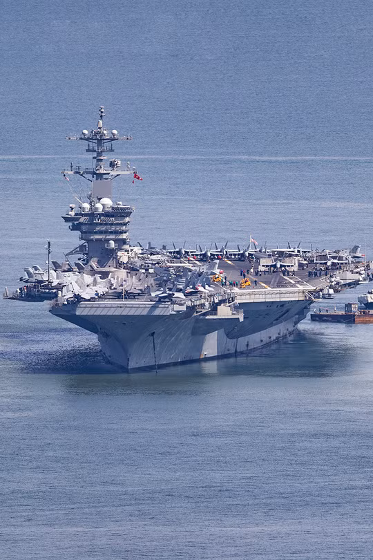 Tàu sân bay USS George Washington (CVN-73) trên vịnh Đà Nẵng. Ảnh XM.