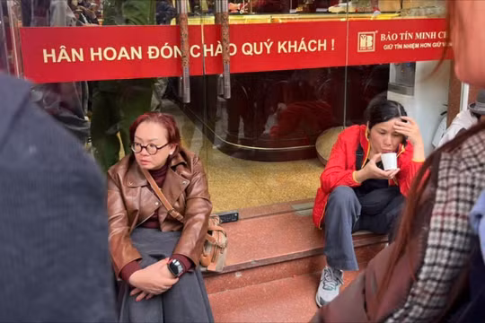 Giá vàng lập đỉnh, khách xếp hàng từ sáng tới chiều để mua
