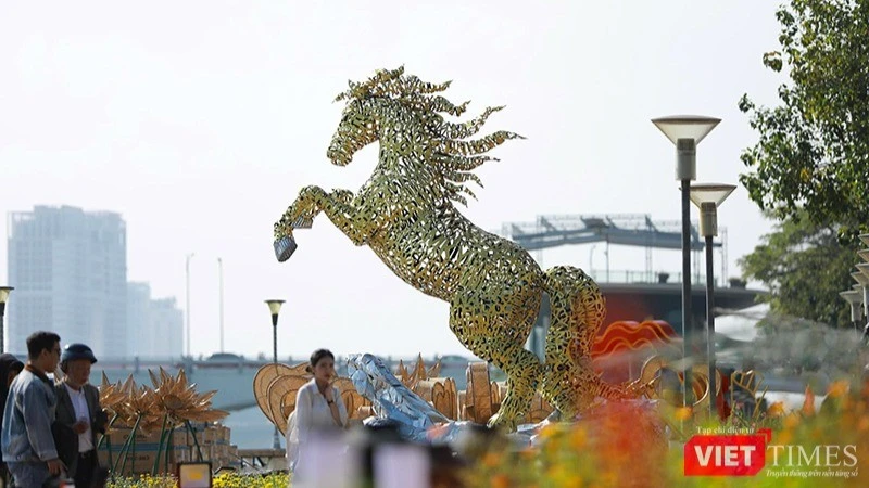 Linh vật ngựa mang tên “Kim Mã Hợp Nhất” mạnh mẽ đại diện cho hình ảnh Đà Nẵng mới hiện đại dần hoàn thành đã thu hút du khách.