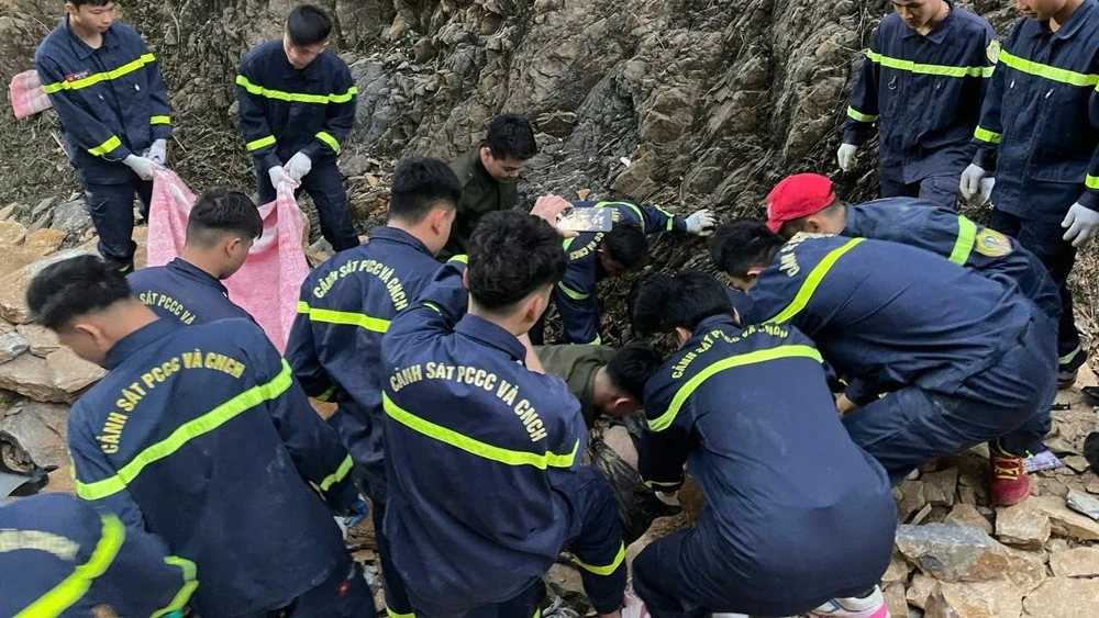 Lực lượng chức năng đang cứu nạn tại hiện trường. Ảnh: Công an Phú Thọ.
